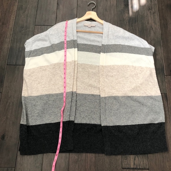 🌸 3/$25 LOFT | Grey Colourblock Open Poncho Sweater - Picture 6 of 7